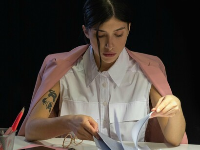 Mulher sobrecarregada de trabalho. Essa cultura ataca em várias frentes. No trabalho, as empresas celebram quem faz hora extra sem questionar, quem responde mensagens de madrugada e quem diz que “não tem tempo nem para almoçar direito”. Na vida pessoal, o ócio é visto como algo a ser preenchido: se temos alguns minutos livres, logo pensamos em assistir a um curso online, ler mais um livro de autoajuda ou começar um projeto paralelo