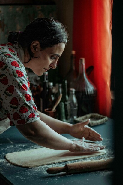 Donna che stende la pasta: "Quei momenti non erano solo lezioni di cucina. Erano riti. Erano ponti tra generazioni, tra le mani di mia madre e quelle delle donne prima di lei, tra il suo cuore e il mio"
