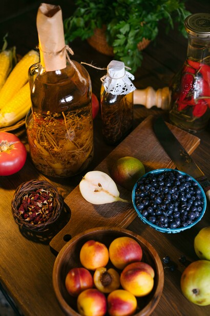 Alimentos de origem vegetal organizados em uma composição colorida e equilibrada. A alimentação é considerada um dos principais fatores ambientais capazes de influenciar mecanismos biológicos relacionados à expressão gênica