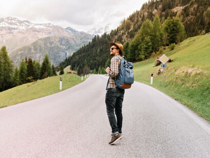 Homem conhece nova cidade. Eu sempre me perguntei por qual razão eu viajo desde os oito anos de idade, enquanto muitos colegas com mesmo nível sócio econômico, as vezes até superior, preferem encher a pança de Brebotes sentados em frente a tv assistindo séries, futebol, novelas ou coisas do tipo; enquanto a vida de verdade corre lá fora
