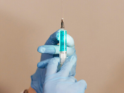 Vaccin contre la rage. Pasteur aurait été lui-même surpris par la découverte, en dehors du champ de la pathologie, des fameux anticorps, lui qui avait inauguré sa carrière de chimiste par la stéréochimie 
