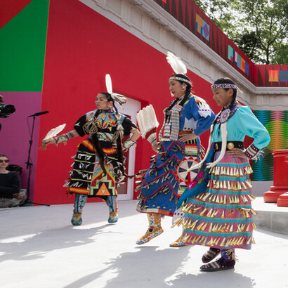Adriano Pedrosa, primeiro curador latino-americano da bienal de veneza, promete uma edição marcada pela diversidade e análise crítica das dinâmicas culturais. Membros dos Oklahoma Fancy Dancers e Colorado Inter-Tribal Dancers ativando o pátio do Pavilhão dos EUA para a exposição de Jeffrey Gibson. Bienal de Arte 2024. Fotografia de Federica Carlet