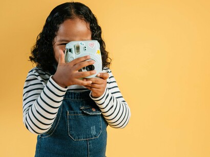 A escola, por sua vez, complementa o papel familiar ao oferecer roteiros lúdicos, projetos colaborativos e um ambiente acolhedor. Segundo Vygotsky (1978), essas interações fortalecem o desenvolvimento socioemocional, pois promovem a aprendizagem em um contexto de apoio mútuo. A parceria entre professores e familiares no planejamento de vivências — como passeios, celebrações e oficinas afetivas — amplia a rede de segurança emocional da criança e reforça seu senso de pertencimento (OECD, 2019; UNESCO, 2022)