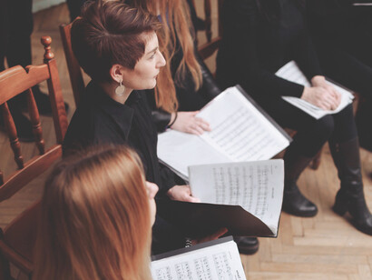 Coristas ensayando para su próximo concierto