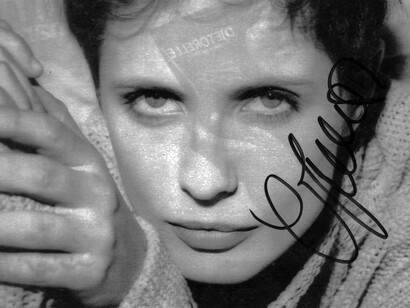 Una foto autografata dell'attrice Isabella Ferrari