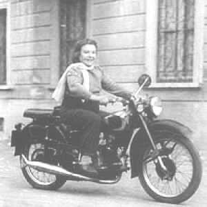 Alfonsina Strada sulla sua Moto Guzzi 500 rossa