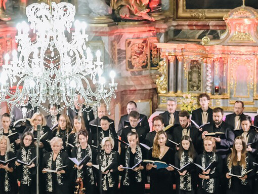 Fue el tino de D'Arezzo el que logró representar en una sola sílaba el sonido a través de la palabra escrita. No creo que sea coincidencia que el texto que dio nombre a las notas musicales refiera la manifestación de vocalizar con nuestros labios. Pasión según San Mateo de J. S. Bach, Veladas Barrocas de Varaždin, 2022, a cargo del coro Chorus angelicus Varaždin, Croacia
