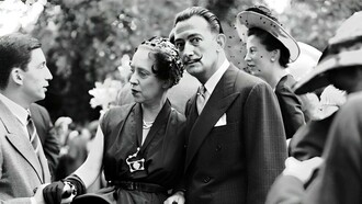 A moda e a arte sempre influenciaram uma à outra, criando manifestações estéticas que servem como meios poderosos de expressão política e social. Desde o renascimento até os dias atuais, essa relação contínua reflete e desafia o status quo, promovendo mudança e resistência. Os amigos Salvador Dalí e Elsa Schiaparelli