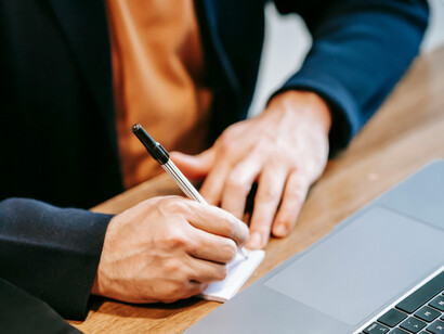 Entenda a importância de redefinir o conceito de produtividade em um mundo com IA, focando em inovação e bem-estar dos colaboradores