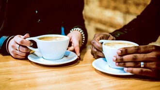 O "Offline Café" celebra a desconexão, promovendo atividades simples como conversar e ler