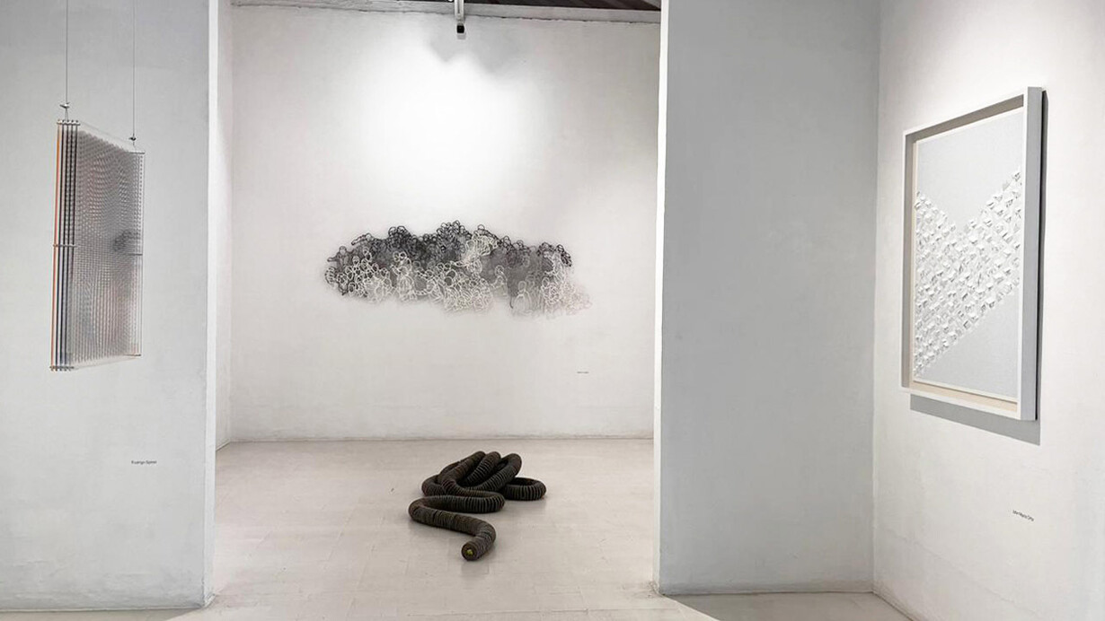 Varios artistas, Trazar el mundo. Acercar el firmamento, vista de exhibición. Cortesía de La Balsa Gallery