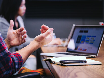 Meeting di lavoro: nel processo di crescita di una persona il feedback gioca un ruolo fondamentale ed è lo strumento per eccellenza che permette di concentrarsi su aree di miglioramento sulle quali lavorare