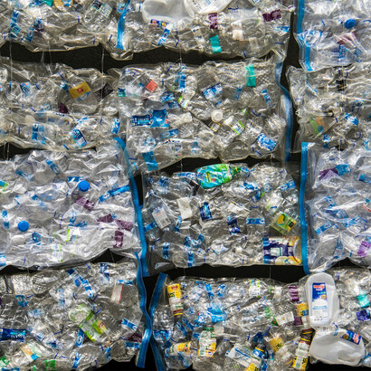 Latas e garrafas vazias separadas para reciclagem. Dependendo do tipo de alimento e a forma como se dá a sua deterioração durante a vida de prateleira, diferentes tipos de materiais podem ser empregados
