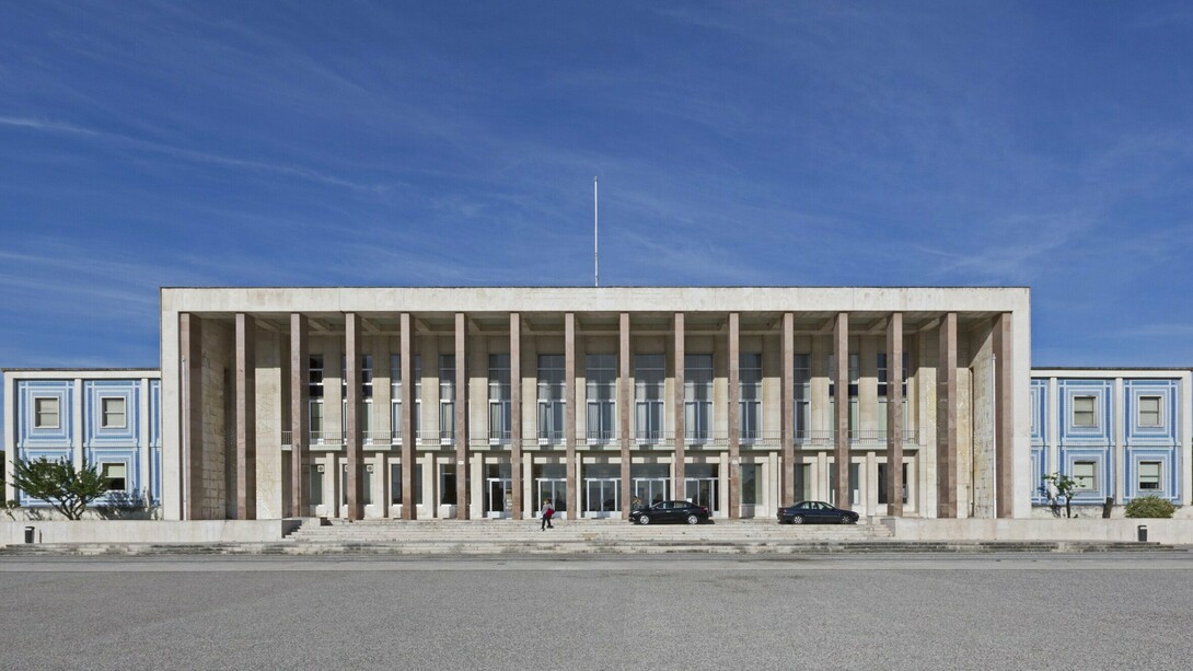 A fachada monumental da Faculdade de Letras de Lisboa ergue-se como templo moderno da cultura e da memória ocidental. Entre colunas, painéis e simetrias, a arquitectura converte-se em linguagem simbólica do conhecimento