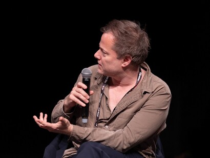 Milo Rau, regista e autore del "La Lettre", qui in una intervista durante il Romaeuropa Festival 2025