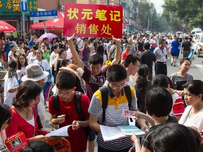 Estudantes que esperam para o exame de admissão para a universidade na China