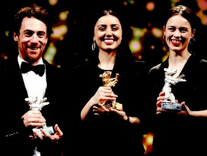 Elio Germano (Oso de plata al mejor actor), Baran Rasalouf, actriz de la ganadora del Oso de Oro «There Is No Evil» y Paula Beer (Oso de plata a la mejor actriz), con sus premios sobre el escenario del Berlinale Palast