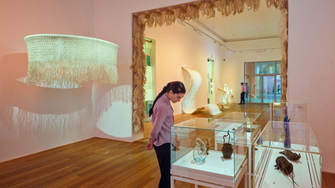 Damien Ajavon, Threads of becoming: shifting matter and form in translation, ausstellungsansicht. Mit freundlicher genehmigung des Museums für Kunst und Gewerbe Hamburg