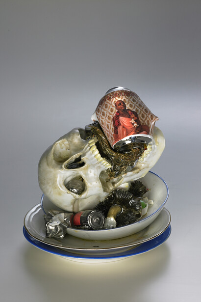 Vanitas in ceramica policroma di Bertozzi e Casoni