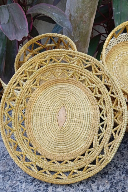 A preservação do Capim Dourado é fundamental para o desenvolvimento sustentável do Jalapão. O manejo consciente e o trançado artesanal garantem renda às comunidades e proteção ao meio ambiente