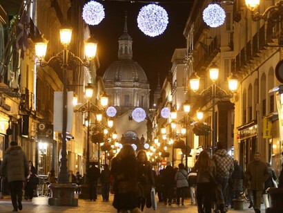 Calle de Zaragoza con iluminación navideña