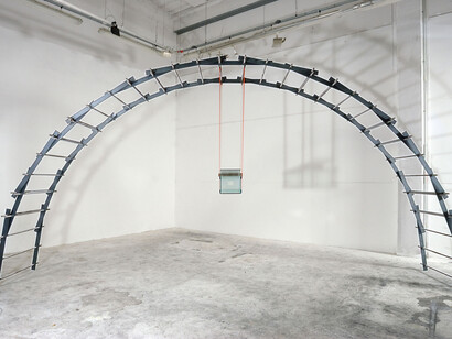 Giovanni Termini, Zona franca, 2006, ferro zincato, vetro, acciaio e fasce in nylon, cm 300x600x110. Courtesy of MAC