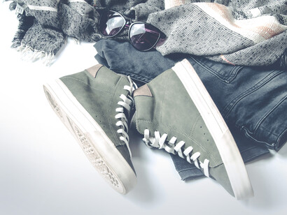 Unas zapatillas, distintas prendas y unos lentes de sol