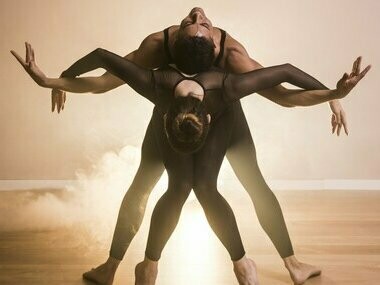 Casal de bailarinos. No livro da Dança em certos momentos, encontramos o remédio, o antídoto para as dificuldades mentais, emocionais, aquilo que está desregulado nos nossos sistemas fisiológicos corporais, muitas vezes, aquilo que não conseguimos expressar, que não foi possível ser dito, compreendido, superado por estes mecanismos mentais e ou emocionais! 