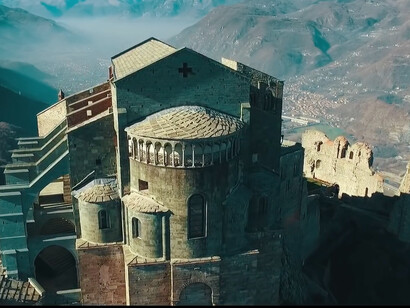 La Sacra di San Michele «avvolta da una coltre di silenzio […] incastonata nella Val di Susa