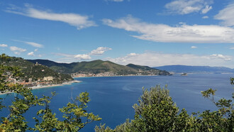 Mar Ligure, Noli, Spotorno, Bergeggi, isola di Bergeggi e costa di Ponente verso Genova visti dal Sentiero del Pellegrino (Capricornis crispus)