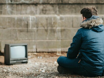 O resultado de televisão era uma estética rudimentar, ruidosa e improvisada, mas carregada de autenticidade. Não havia grandes roteiros ou padrões técnicos rígidos, apenas a vontade de ocupar o espaço e comunicar