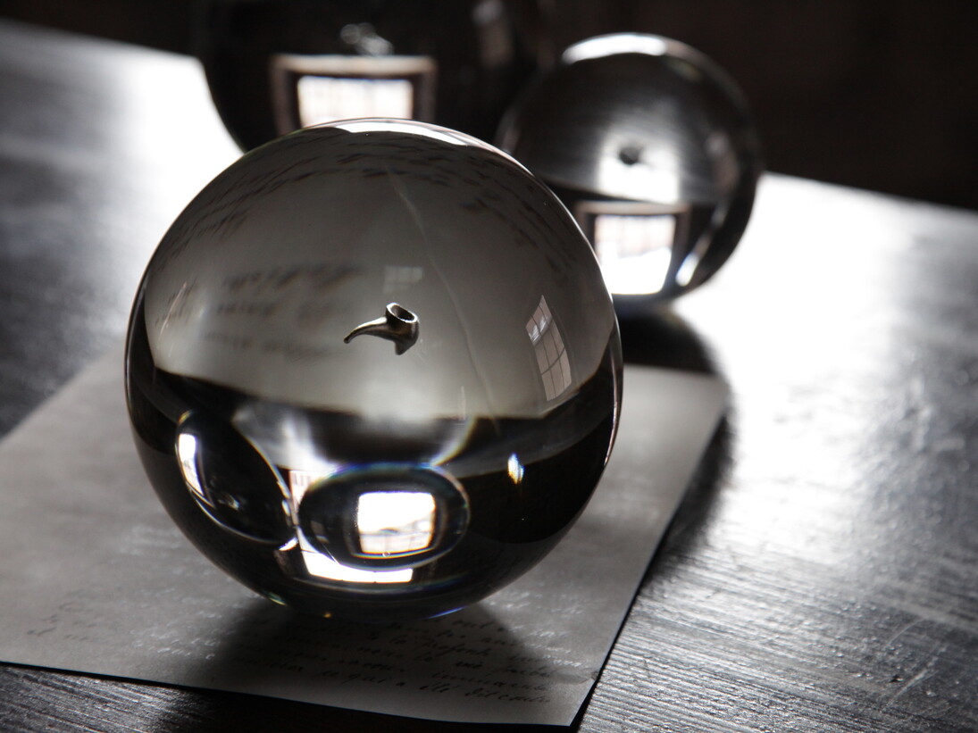 Oliver Beer Silence is Golden (2013) 24 carat gold, lead crystal spheres. Diameter 9 cm, 13 cm, 16 cm. Image © the artist. Courtesy of Ikon