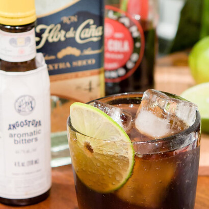 Cuba libre en preparación junto con sus ingredientes
