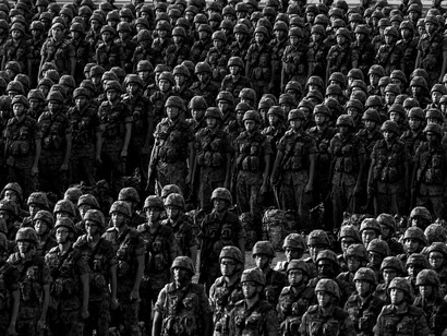 Mas neste jogo há interesses superiores da França e de Ruanda, protetora do seu pai colonizador, e de outros actores internos de Moçambique, após a conclusão da pesquisa feita pela inteligência militar da missão da SADC