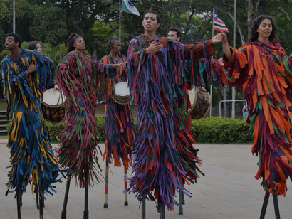 With their towering presence and dazzling costumes, the stilt walkers create a breathtaking visual display that enchants viewers from all angles