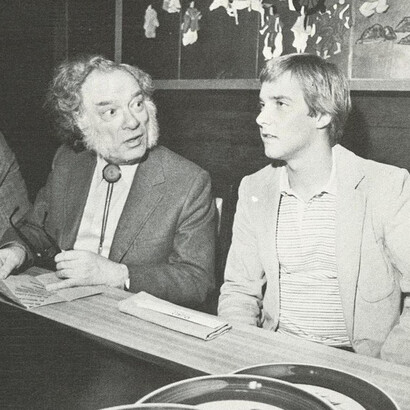 Isaac Asimov insieme ad uno studente, nel 1981