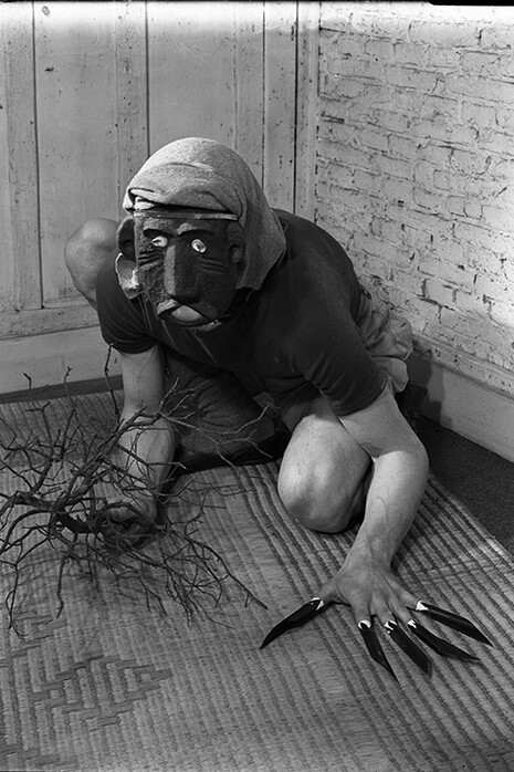 Photograph of Eugène Brands, 1947, Courtesy of Blum & Poe © Frits Lemaire / Maria Austria Instituut, Photo: Frits Lemaire
