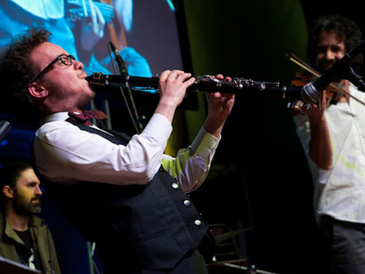 Alaa Arsheed al violino, Michele Uliana al clarinetto, Remo Straforini alla batteria