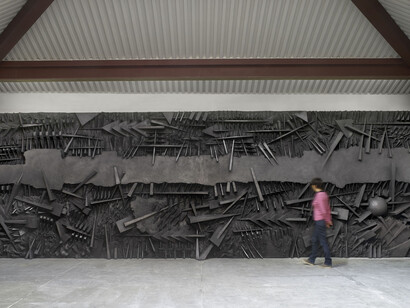 Arnaldo Pomodoro, Le battaglie, 1995  fiberglass con polvere di grafite, 320 x 1200 x 65 cm (foto Dario Tettamanzi). Courtesy of Palazzo Reale