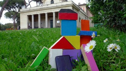Una piccola istallazione di Antoh Mansueto davanti alla Casina di Raffaello, sede della mostra Distruzione creativa 