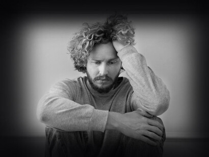 Un hombre joven que sufre depresión, sin ser adecuadamente tratado. La IA podría ayudarlo