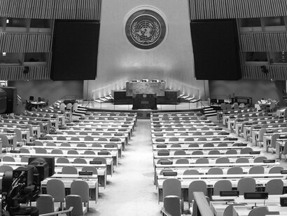 La búsqueda de un orden mundial equitativo comenzó tras la Segunda Guerra Mundial mediante promesas de descolonización y crecimiento