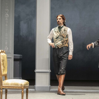 Les fausses confidences. Avec l'aimable autorisation du Les Théâ Tres