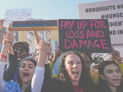 Activistas se manifiestan en Sharm El-Sheikh, Egipto, respecto a la desigualdad entre norte y sur global