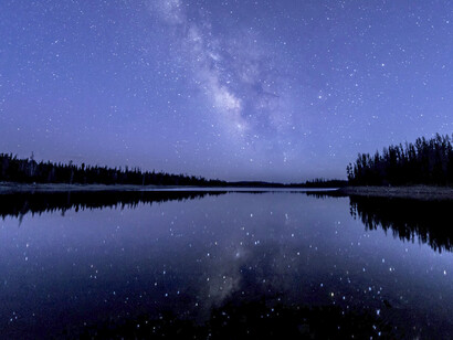 Y a veces, uno necesita tomarse un trago de estrellas, para sobrellevar la soledad del corazón