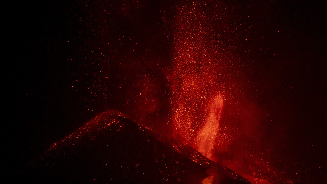 El volcán no para de rugir, su sonido es hipnótico para el que no esté acostumbrado