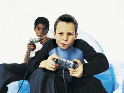 Niños jugando con un videojuego