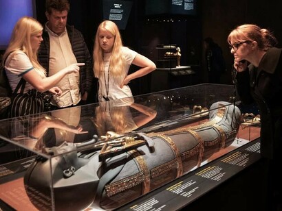 Tutankahmun exhibition visitors 