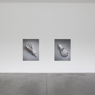 Shirin Neshat, Do u dare! Veduta della mostra. Per gentile concessione della Galleria Lia Rumma. Foto di Marco Dapino