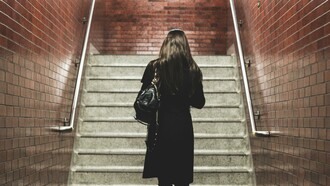 Donna di passaggio nella stazione dei treni